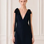 Chloéのネイビーのロングリボンミニワンピース。ホワイトステッチ、深いVネック、肩のリボンデザインが特徴のサイズ36未使用品。