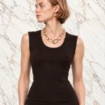 JIL SANDER ノースリーブトップ ダークブラウン モデル着用 上半身